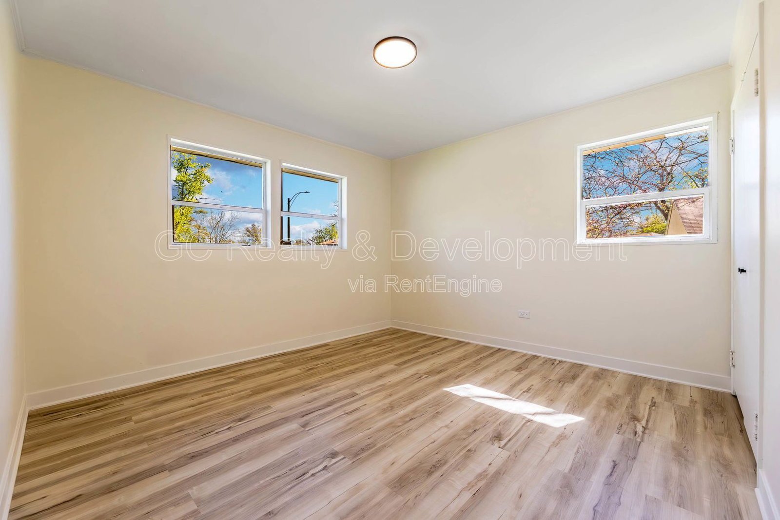 *** 4 BDRM / CENTRAL AC / ATTACHED GARAGE / LAWN CARE INCL / PET FRIENDLY *** property image
