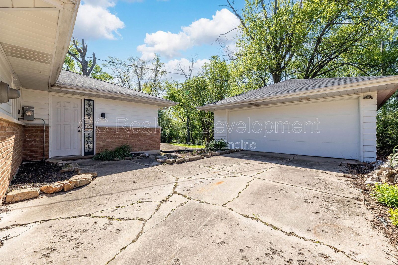 *** 4 BDRM / CENTRAL AC / ATTACHED GARAGE / LAWN CARE INCL / PET FRIENDLY *** property image