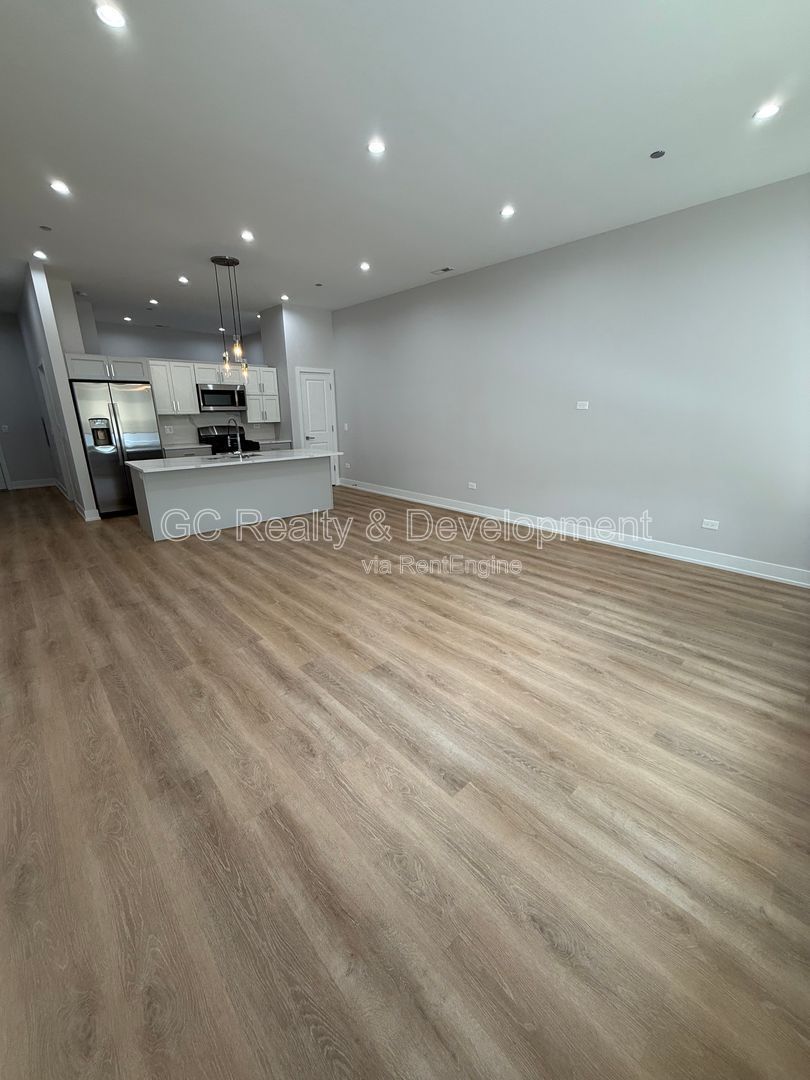 ***  NEWER CONSTRUCTION / 2 BDRM - 2 BTH / IN UNIT LAUNDRY / PARKING AVAIL / CENTRAL AC *** property image