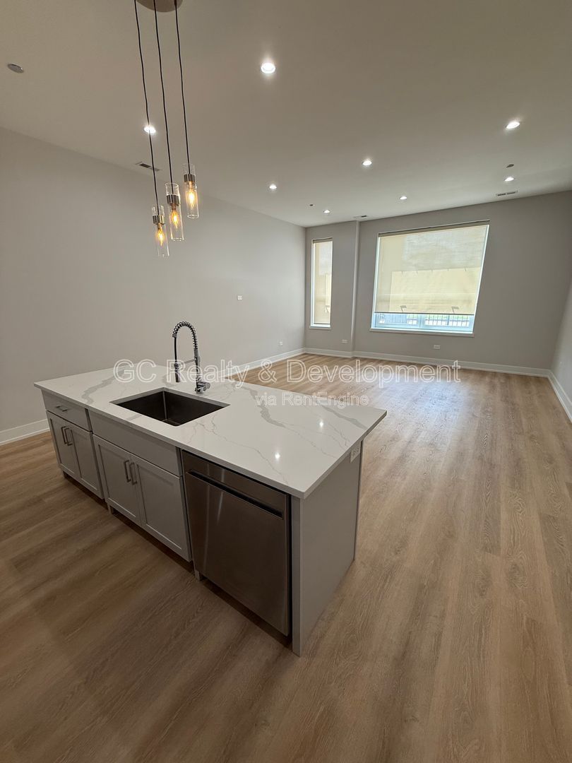 ***  NEWER CONSTRUCTION / 2 BDRM - 2 BTH / IN UNIT LAUNDRY / PARKING AVAIL / CENTRAL AC *** property image