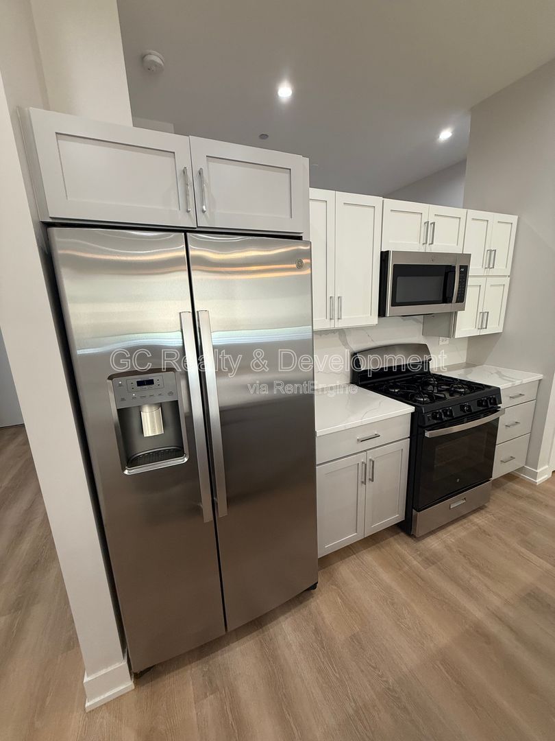 ***  NEWER CONSTRUCTION / 2 BDRM - 2 BTH / IN UNIT LAUNDRY / PARKING AVAIL / CENTRAL AC *** property image