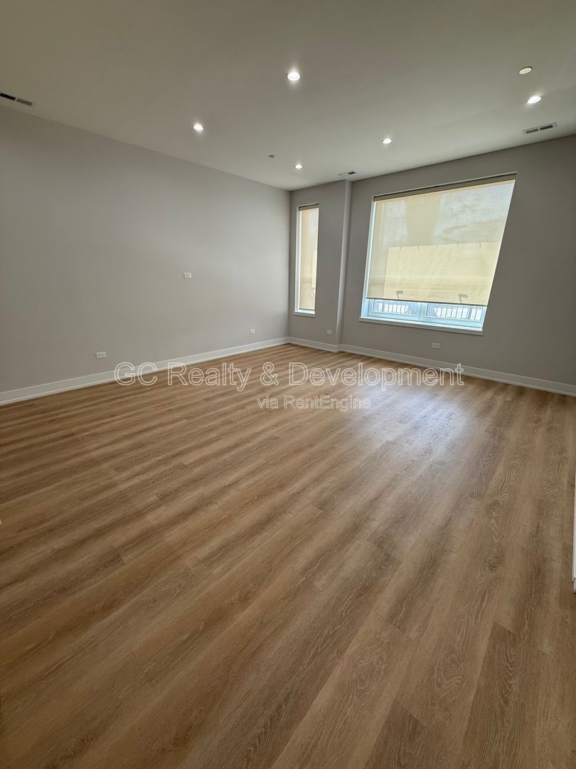 ***  NEWER CONSTRUCTION / 2 BDRM - 2 BTH / IN UNIT LAUNDRY / PARKING AVAIL / CENTRAL AC *** property image