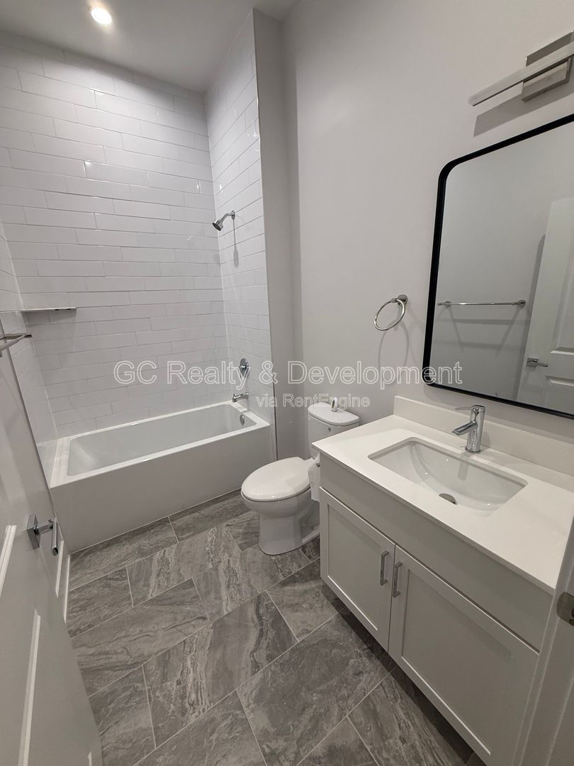 ***  NEWER CONSTRUCTION / 2 BDRM - 2 BTH / IN UNIT LAUNDRY / PARKING AVAIL / CENTRAL AC *** property image