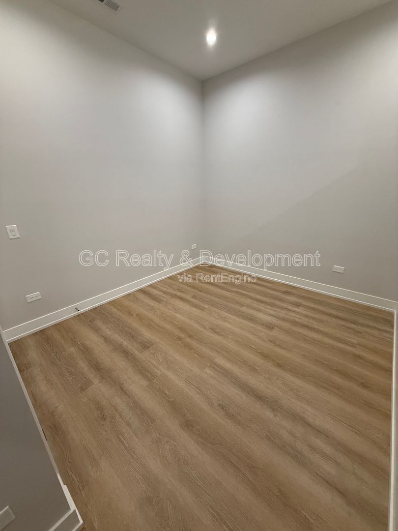 ***  NEWER CONSTRUCTION / 2 BDRM - 2 BTH / IN UNIT LAUNDRY / PARKING AVAIL / CENTRAL AC *** property image