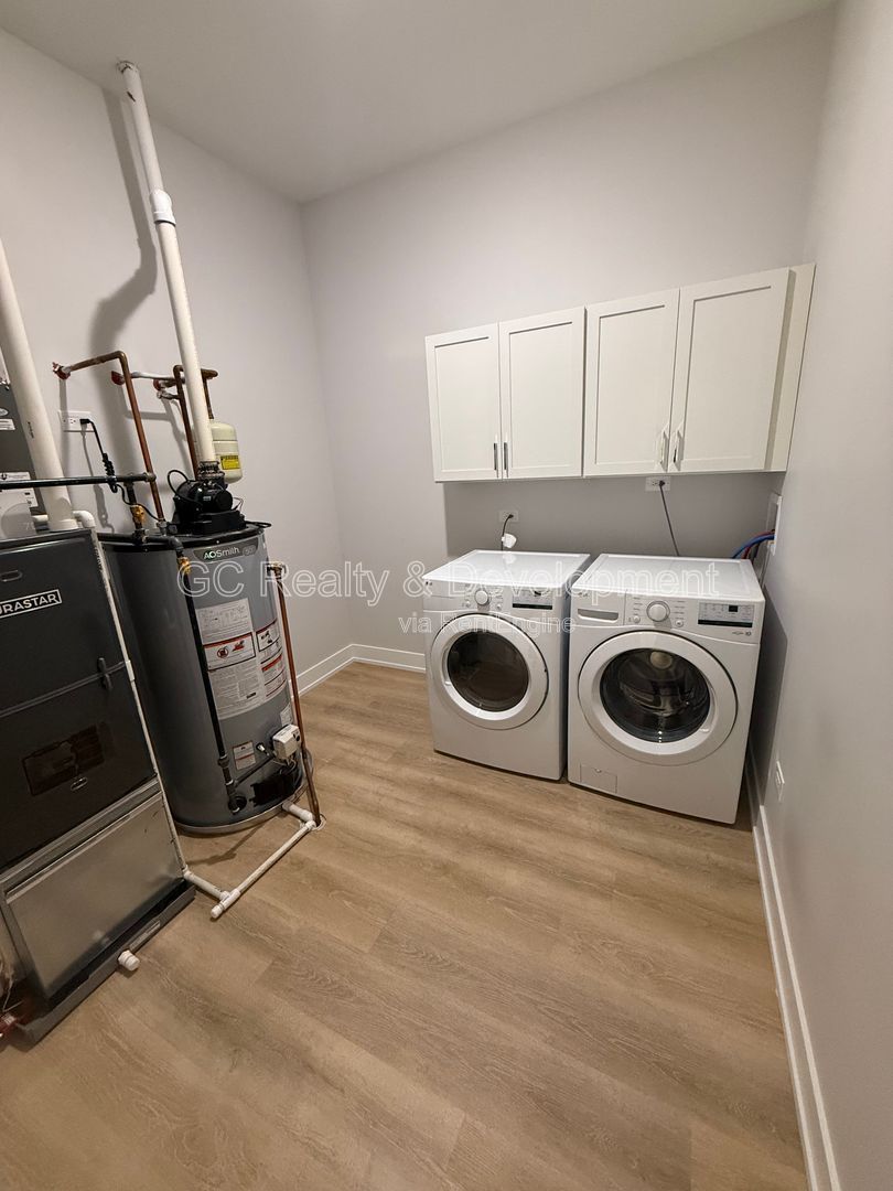 ***  NEWER CONSTRUCTION / 2 BDRM - 2 BTH / IN UNIT LAUNDRY / PARKING AVAIL / CENTRAL AC *** property image