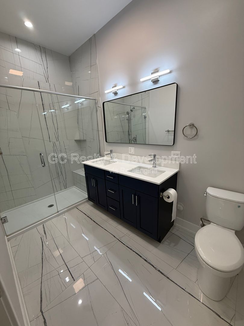 ***  NEWER CONSTRUCTION / 2 BDRM - 2 BTH / IN UNIT LAUNDRY / PARKING AVAIL / CENTRAL AC *** property image