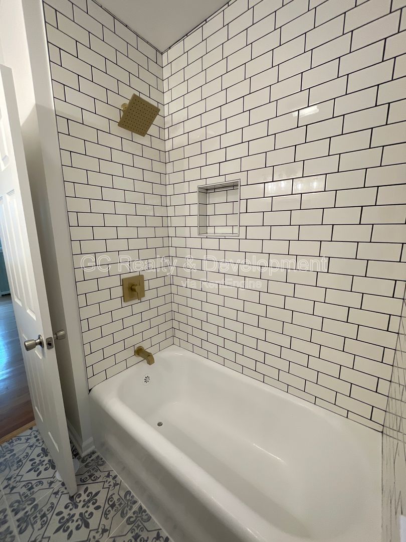 *** COMPLETELY RENOVATED 3 BDRM / ROGERS PARK / APPL INCL / LAUNDRY IN BUILDING*** property image