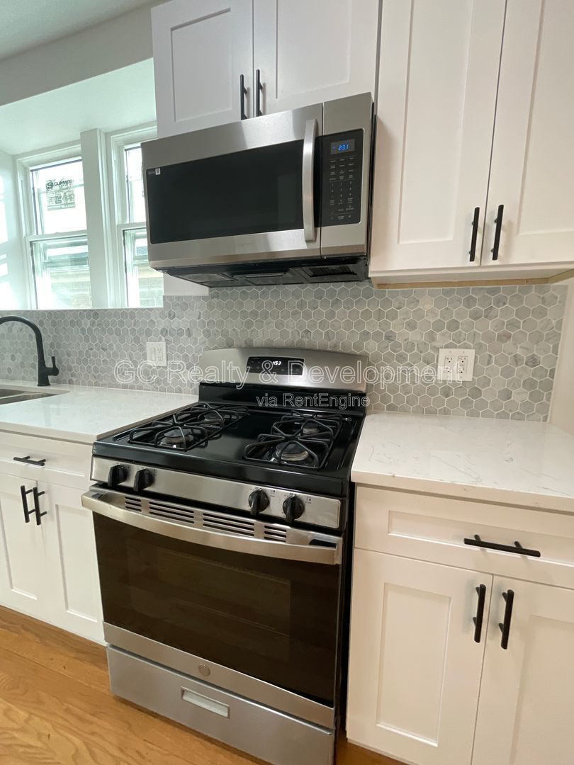 *** COMPLETELY RENOVATED 3 BDRM / ROGERS PARK / APPL INCL / LAUNDRY IN BUILDING*** property image