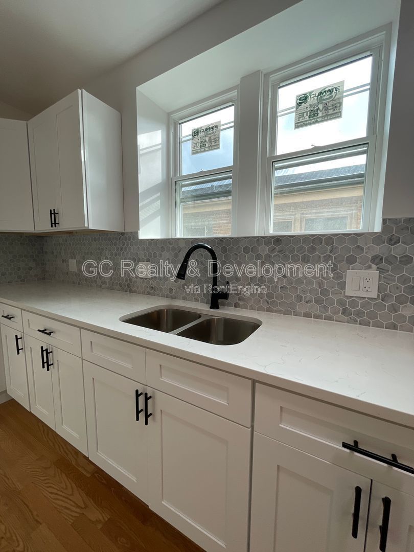 *** COMPLETELY RENOVATED 3 BDRM / ROGERS PARK / APPL INCL / LAUNDRY IN BUILDING*** property image