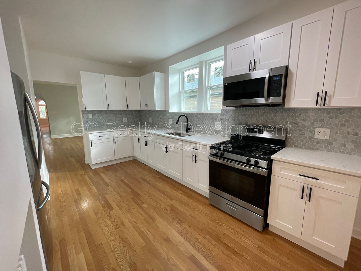 *** COMPLETELY RENOVATED 3 BDRM / ROGERS PARK / APPL INCL / LAUNDRY IN BUILDING*** property image