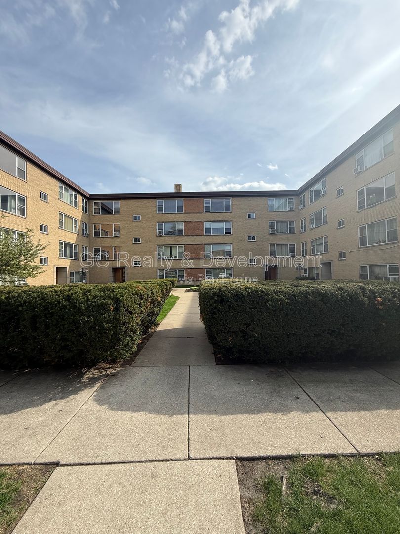 *** UPDATED THROUGHOUT / LRG CLOSET / STORAGE UNIT / LAUNDRY ON SITE *** property image