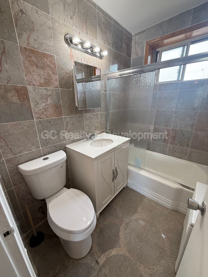 *** UPDATED THROUGHOUT / LRG CLOSET / STORAGE UNIT / LAUNDRY ON SITE *** property image