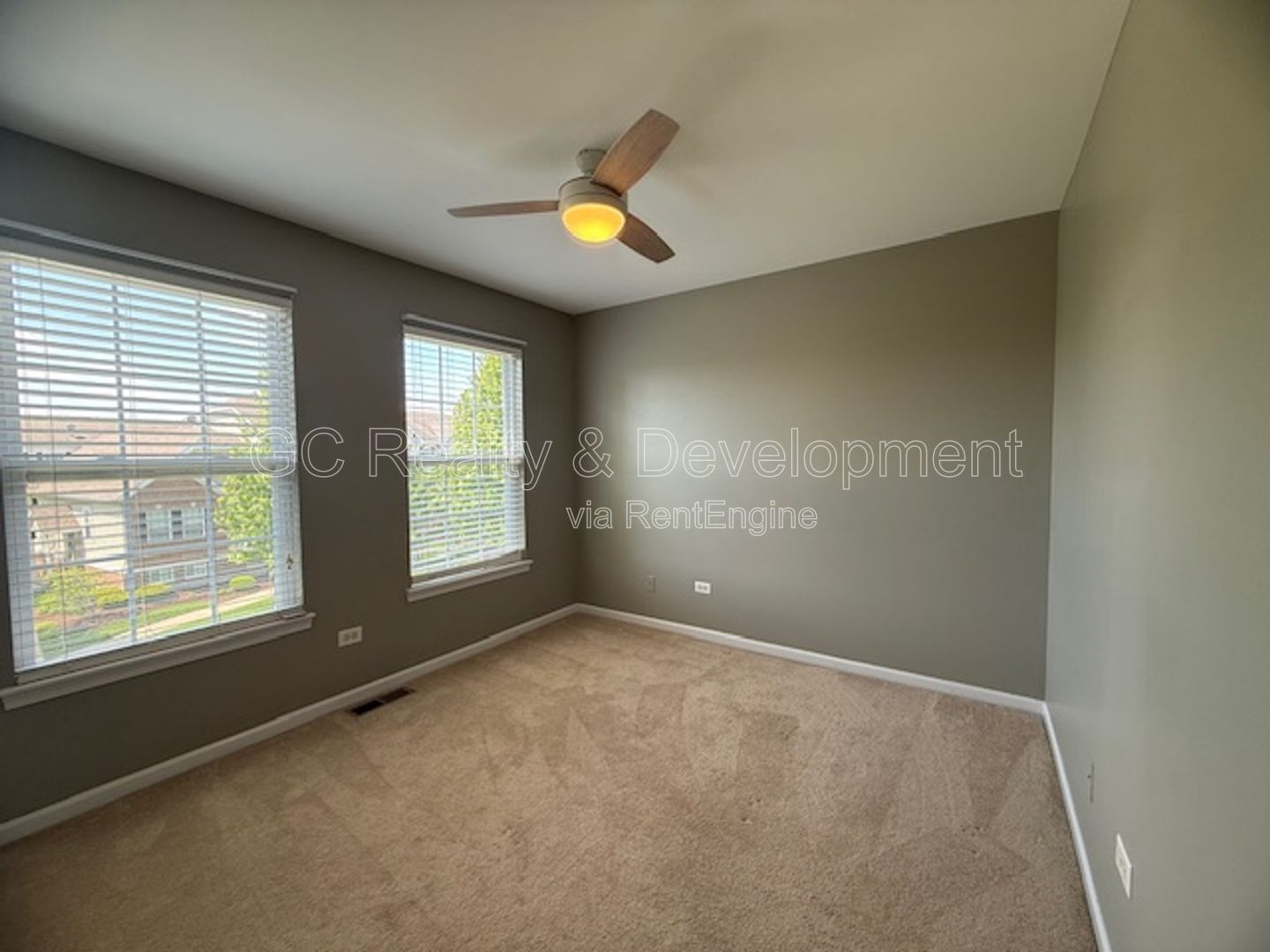 *** 3BR TOWNHOME + FINISHED BASEMENT / 2 CAR GARAGE / AMENITIES *** property image
