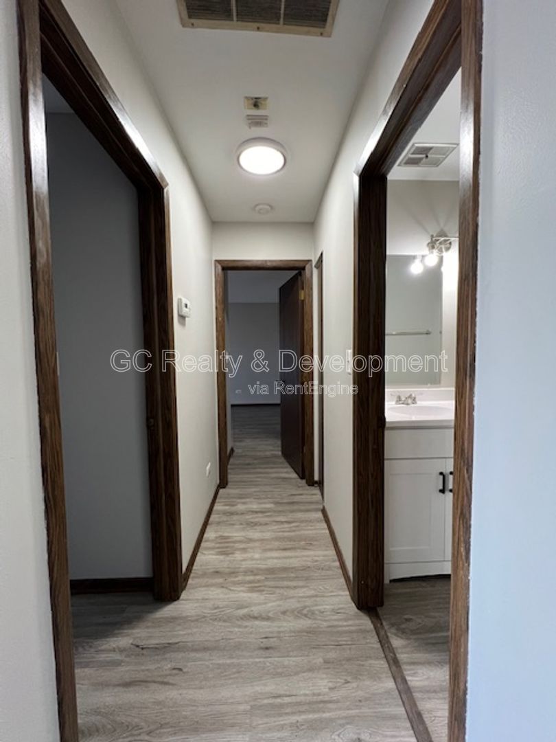 *** COMING SOON 5/22/26! / 2 BDRM - 2 BTH / SCHOOL DISTRICT 68 / 2ND FLOOR UNIT / PET FRIENDLY / ATTACHED GARAGE  *** property image
