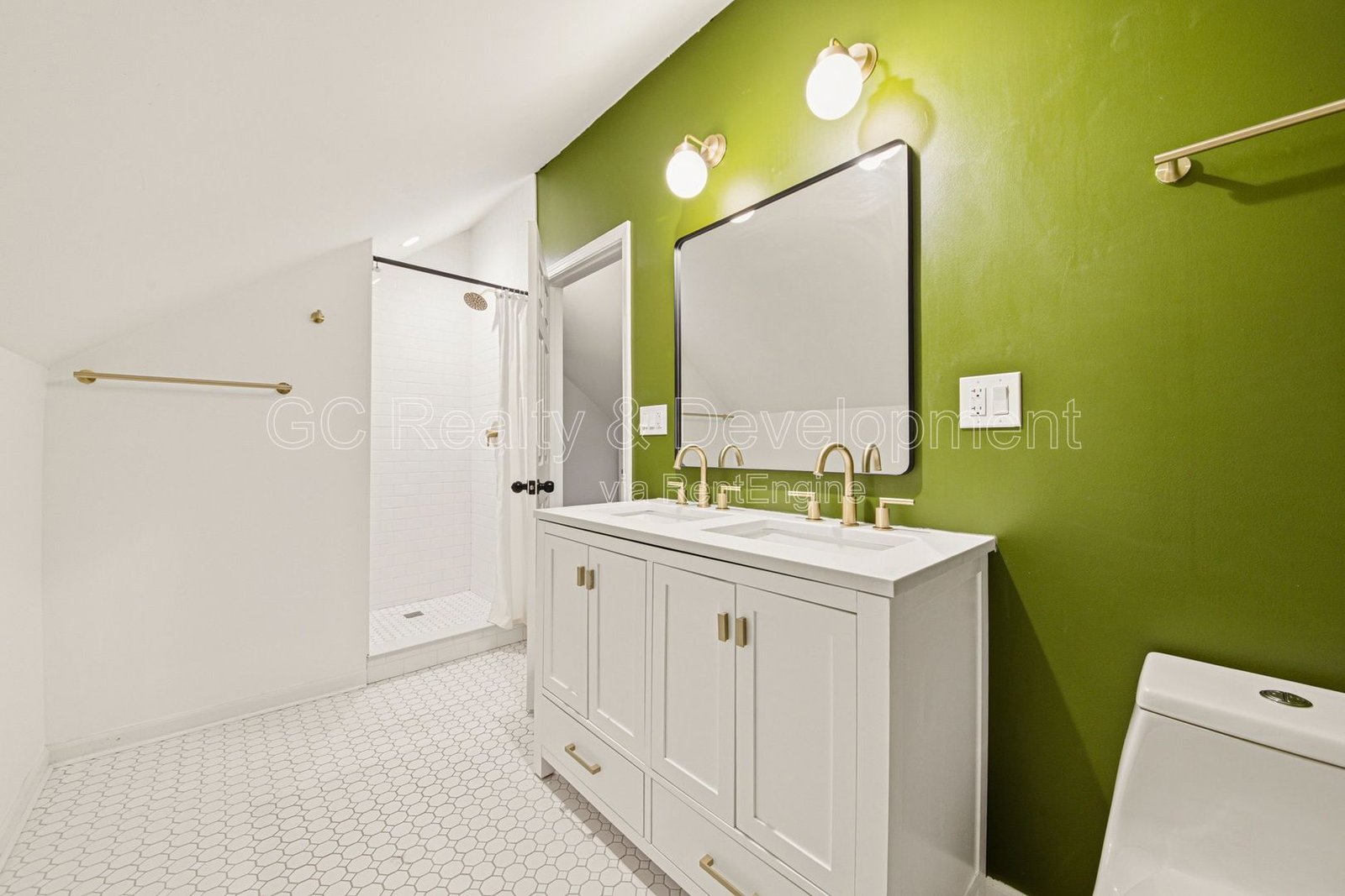 *** 4 BDRM - 2 BTH / UPDATED THROUGHOUT / PET FRIENDLY / FENCED YARD / HARDWOOD FLOORS *** property image