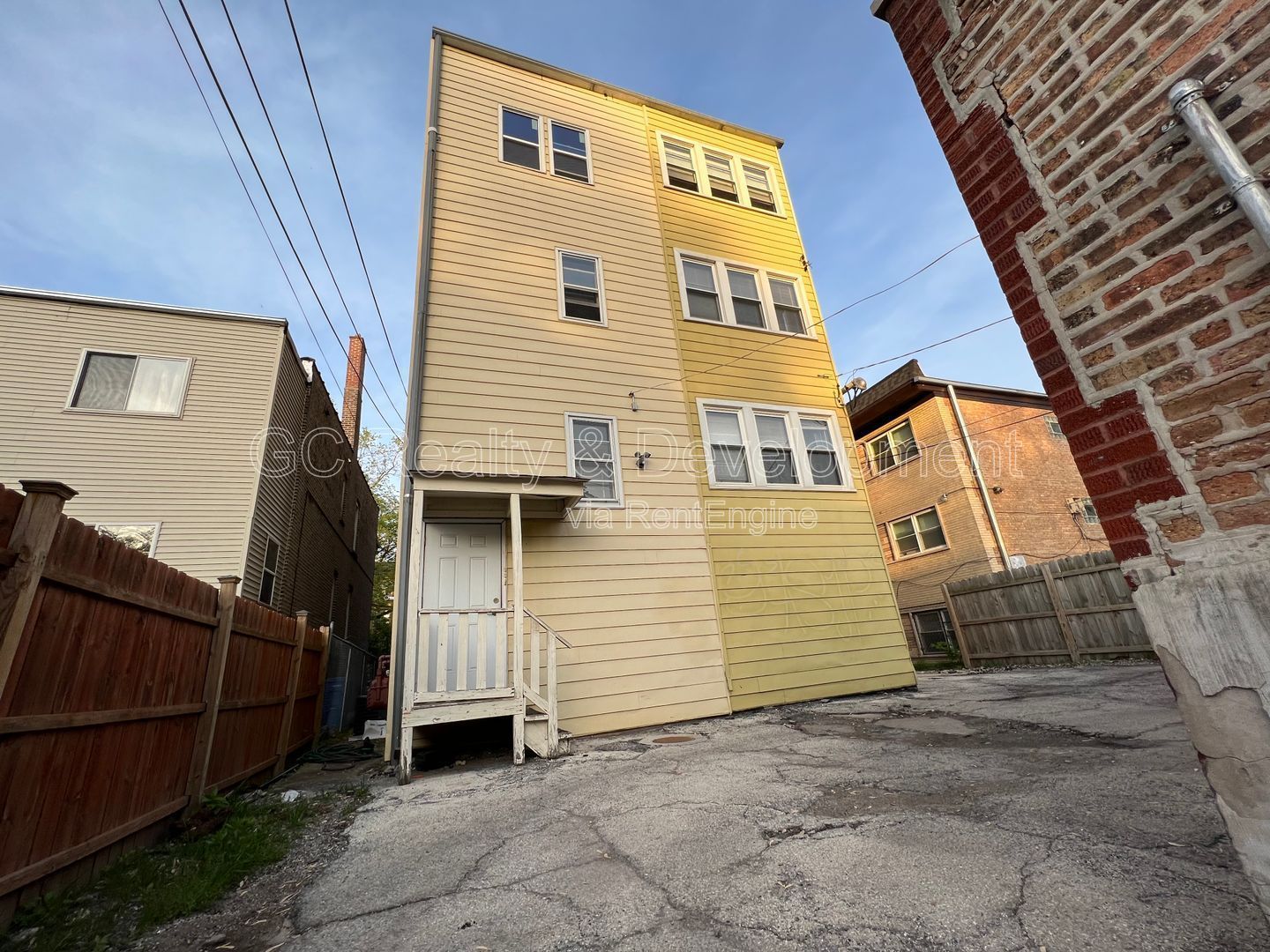 *** ALBANY PARK / 4 BEDROOM - 2 BATH / ONSITE LAUNDRY / GARAGE SPACE AVAILABLE / PET FRIENDLY *** property image