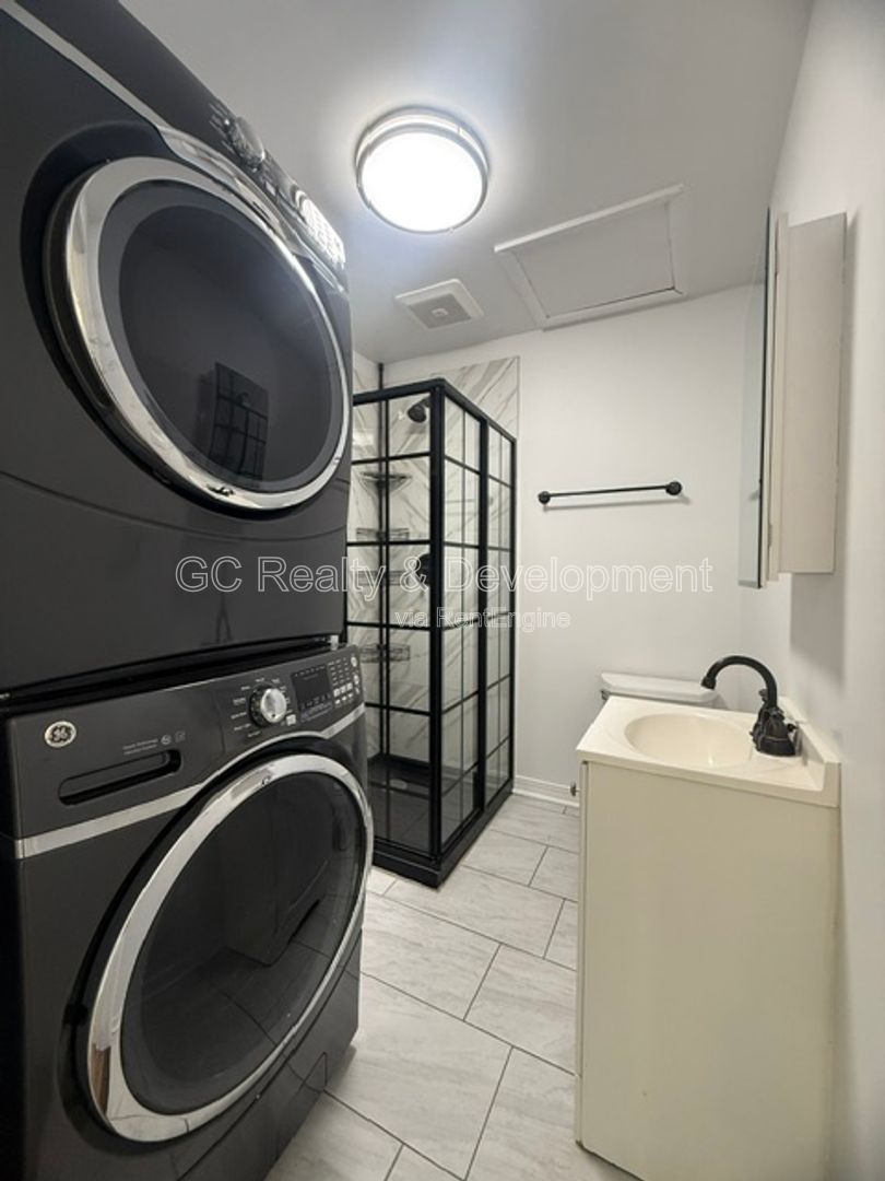 *** 3 BDRM - 2 BTH / GRANITE & SS APPL / LRG YARD / OPEN LAYOUT / DETACHED GARAGE *** property image