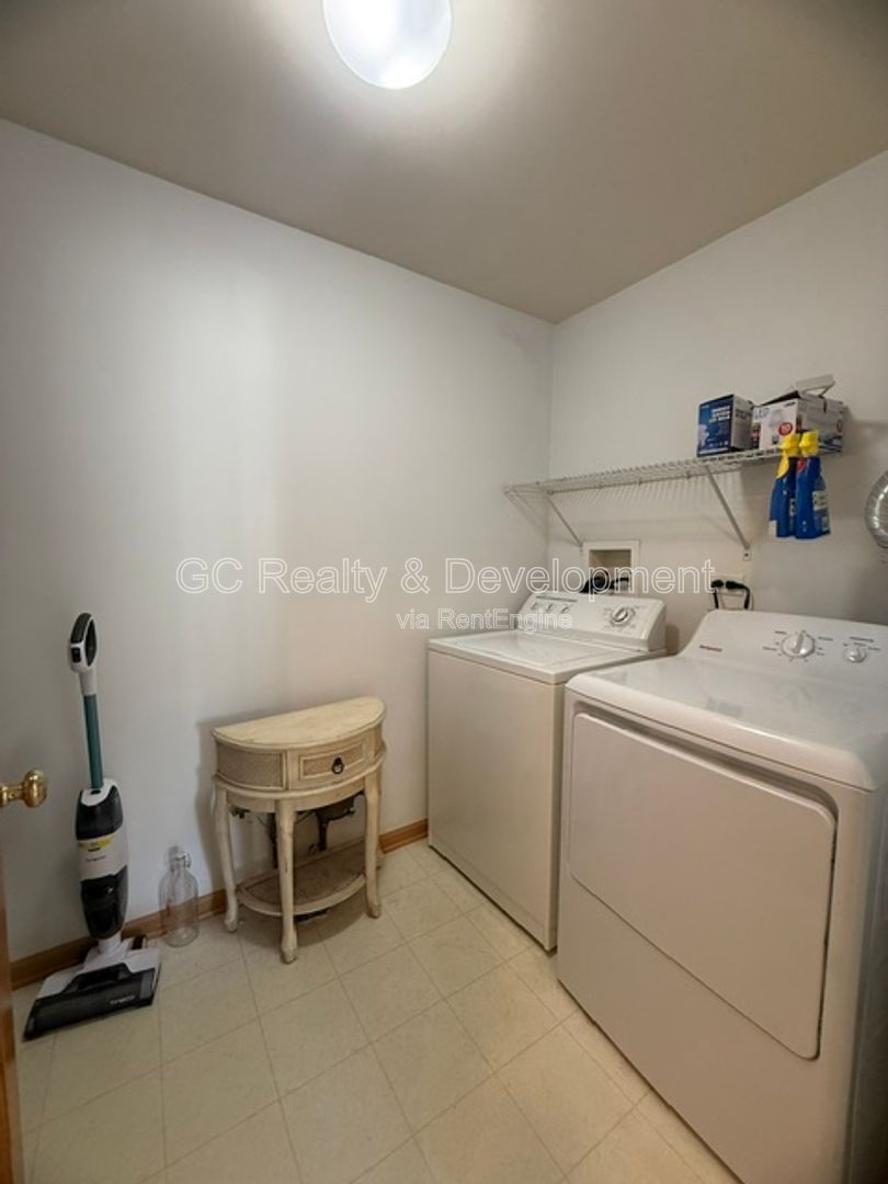 *** 3 BDRM - 2 BTH / GRANITE & SS APPL / LRG YARD / OPEN LAYOUT / DETACHED GARAGE *** property image