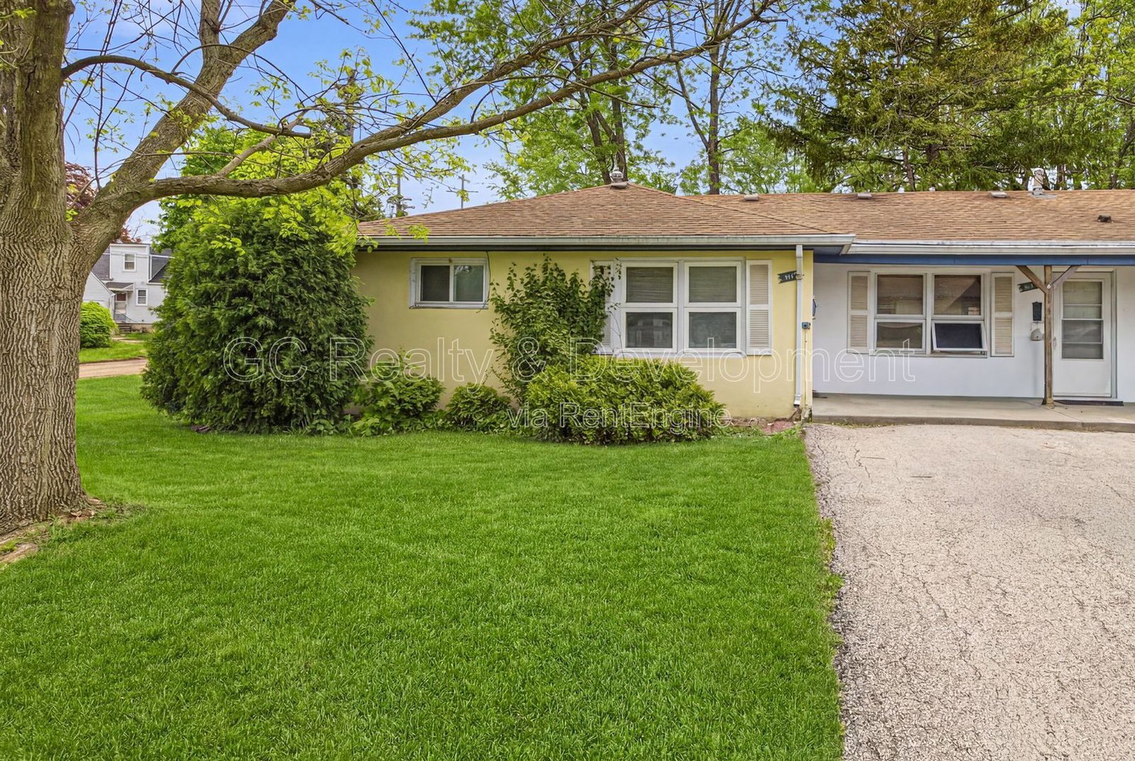 *** Enjoy June Rent-Free! / 2 BDRM / CENTRAL AC / SS APPL / PARKING INCLUDED / ONLY PAY GAS & ELECTRIC *** property image