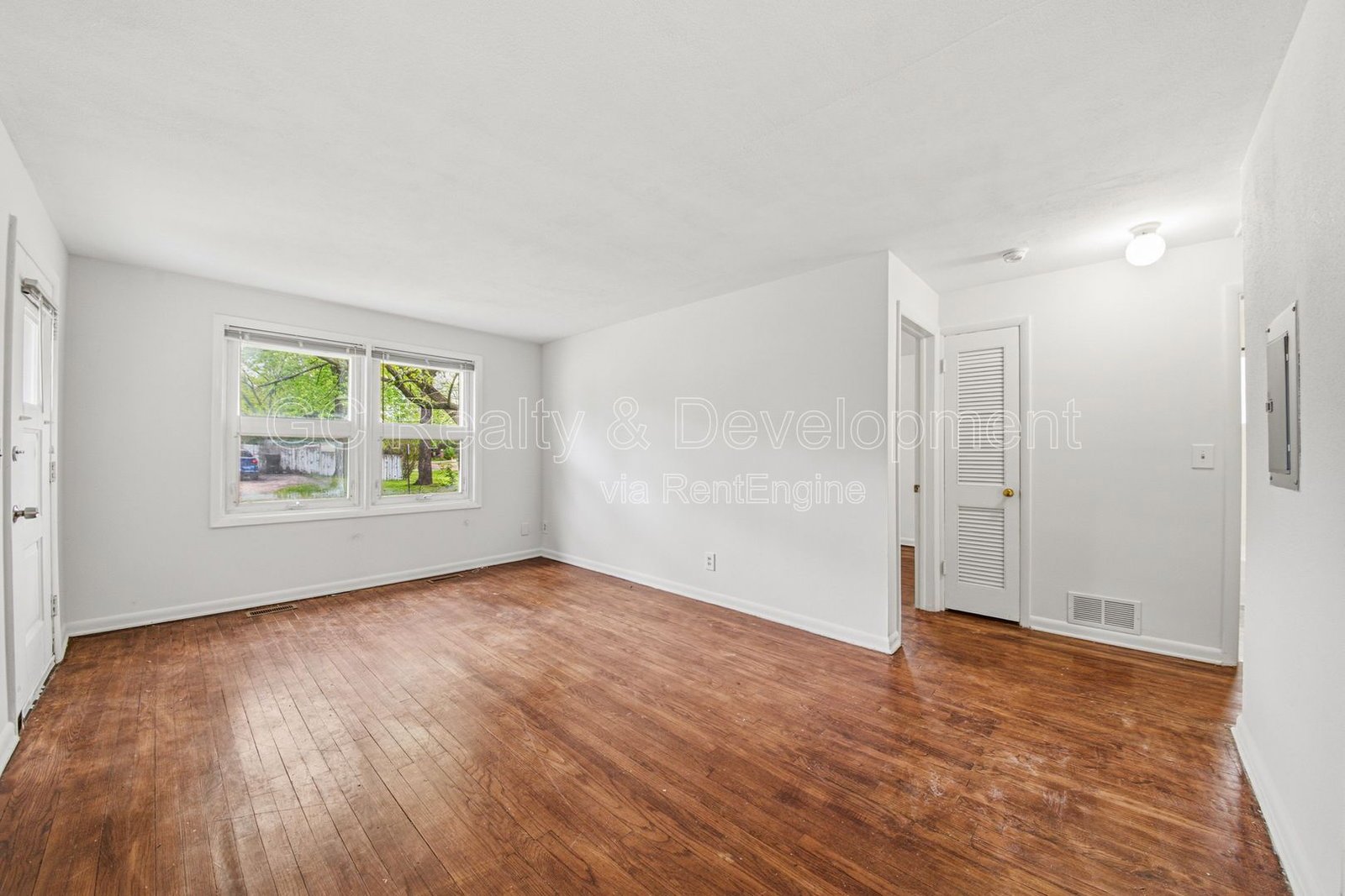 *** Enjoy June Rent-Free! / 2 BDRM / CENTRAL AC / SS APPL / PARKING INCLUDED / ONLY PAY GAS & ELECTRIC *** property image