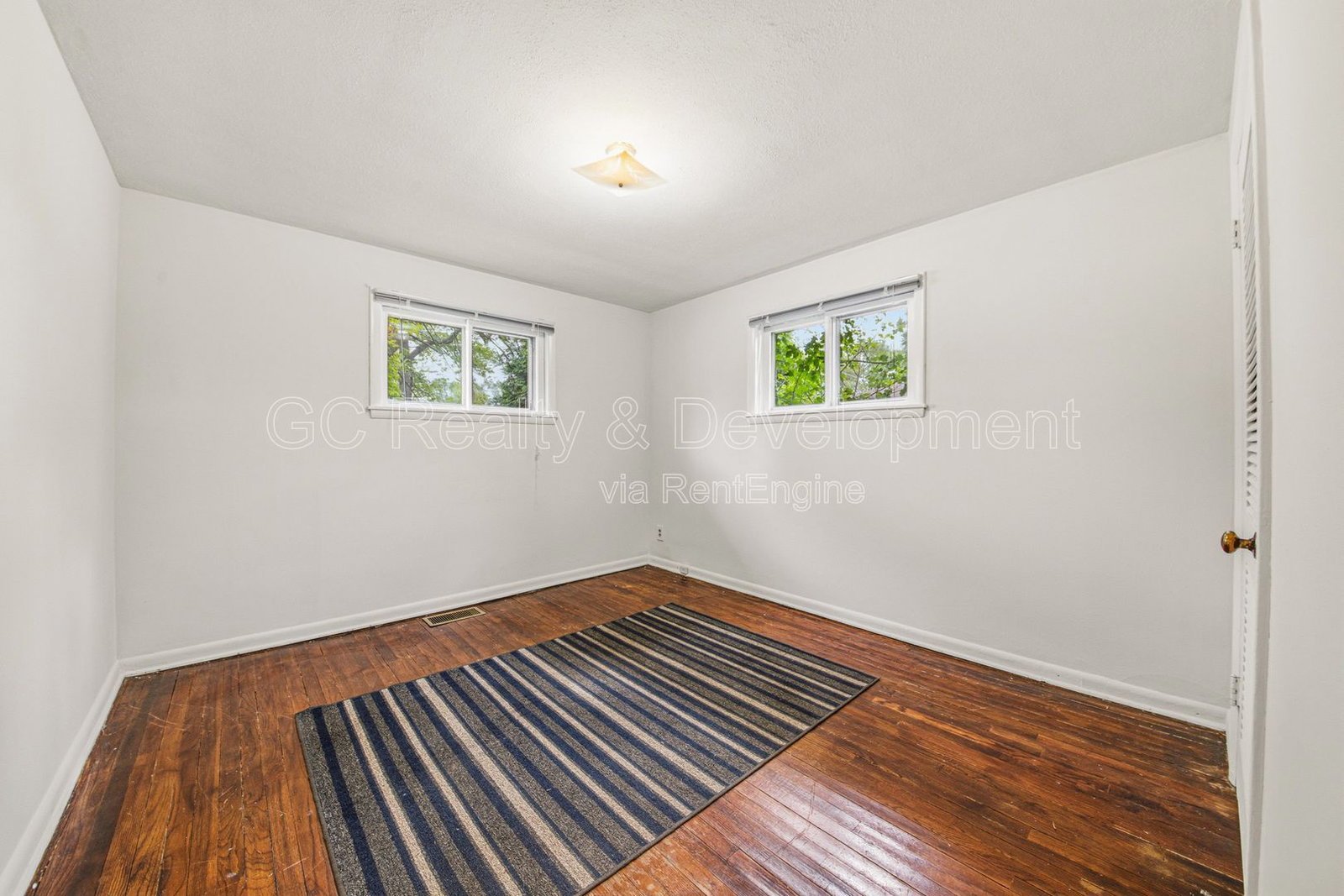 *** Enjoy June Rent-Free! / 2 BDRM / CENTRAL AC / SS APPL / PARKING INCLUDED / ONLY PAY GAS & ELECTRIC *** property image