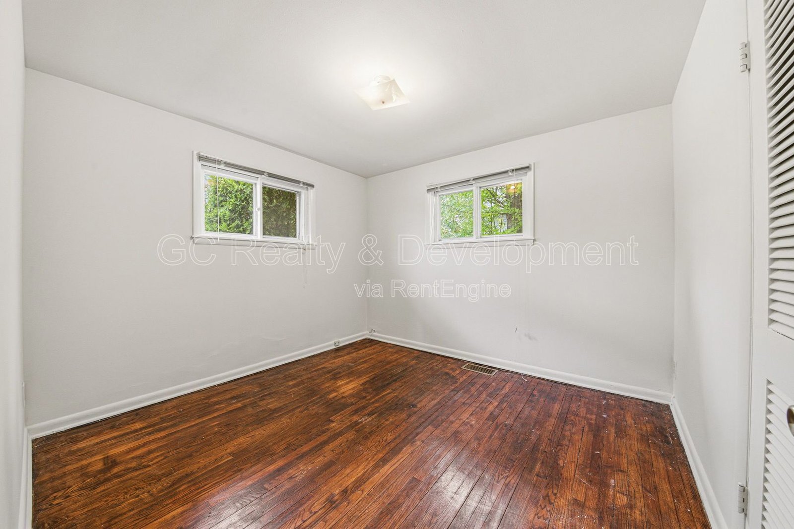 *** Enjoy June Rent-Free! / 2 BDRM / CENTRAL AC / SS APPL / PARKING INCLUDED / ONLY PAY GAS & ELECTRIC *** property image