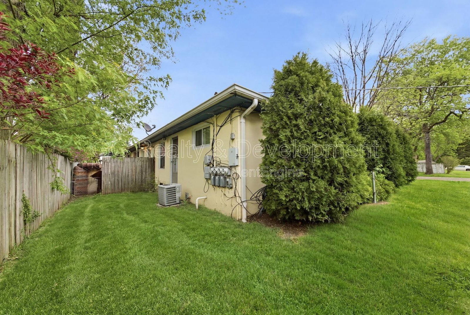*** Enjoy June Rent-Free! / 2 BDRM / CENTRAL AC / SS APPL / PARKING INCLUDED / ONLY PAY GAS & ELECTRIC *** property image