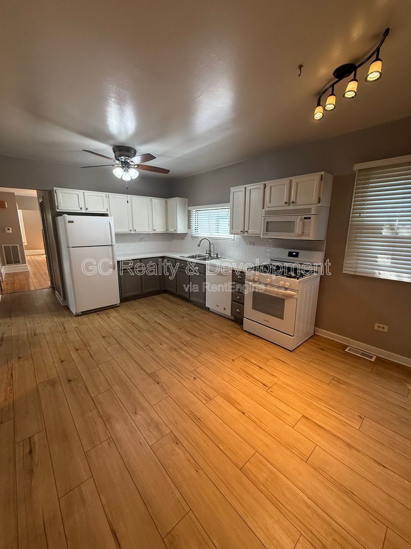 *** GARDEN UNIT / UPDATED 3 BDRM / CENTRAL AC / LAUNDRY ON SITE / PARKING INCL *** property image