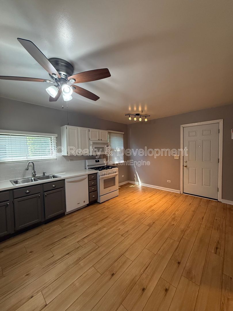 *** GARDEN UNIT / UPDATED 3 BDRM / CENTRAL AC / LAUNDRY ON SITE / PARKING INCL *** property image