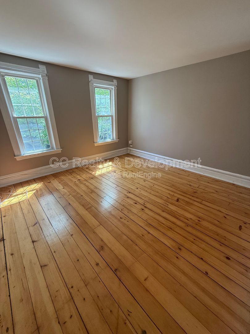 *** GARDEN UNIT / UPDATED 3 BDRM / CENTRAL AC / LAUNDRY ON SITE / PARKING INCL *** property image