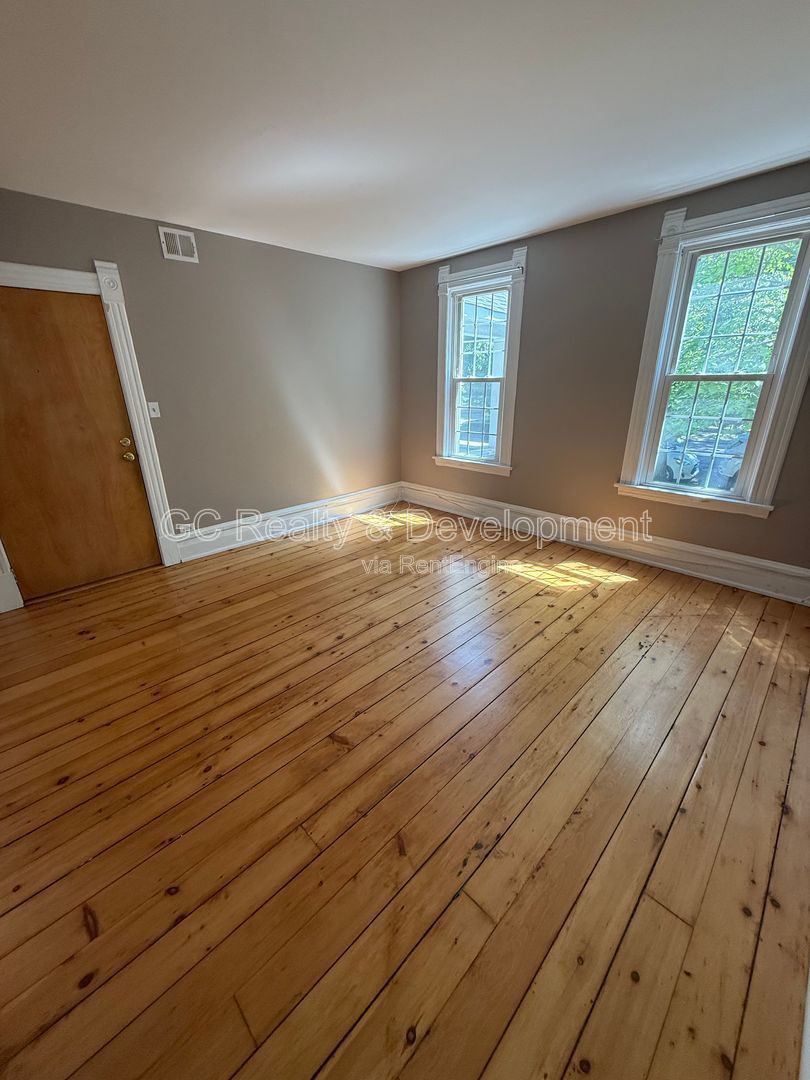 *** GARDEN UNIT / UPDATED 3 BDRM / CENTRAL AC / LAUNDRY ON SITE / PARKING INCL *** property image