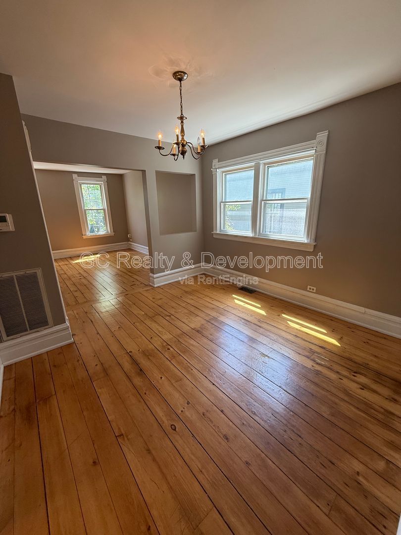 *** GARDEN UNIT / UPDATED 3 BDRM / CENTRAL AC / LAUNDRY ON SITE / PARKING INCL *** property image