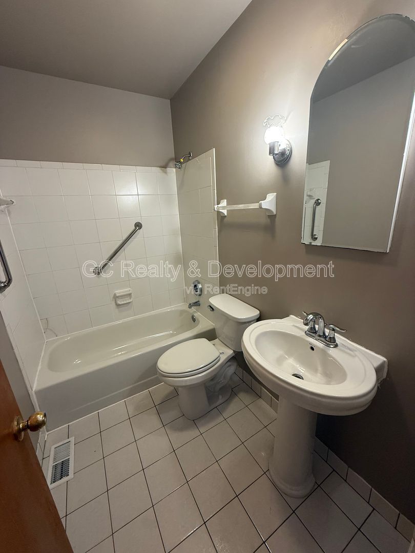 *** GARDEN UNIT / UPDATED 3 BDRM / CENTRAL AC / LAUNDRY ON SITE / PARKING INCL *** property image
