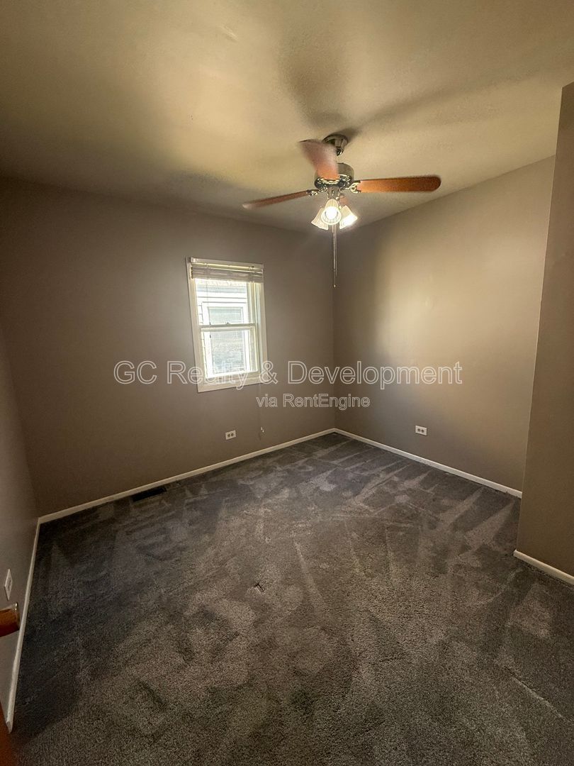 *** GARDEN UNIT / UPDATED 3 BDRM / CENTRAL AC / LAUNDRY ON SITE / PARKING INCL *** property image