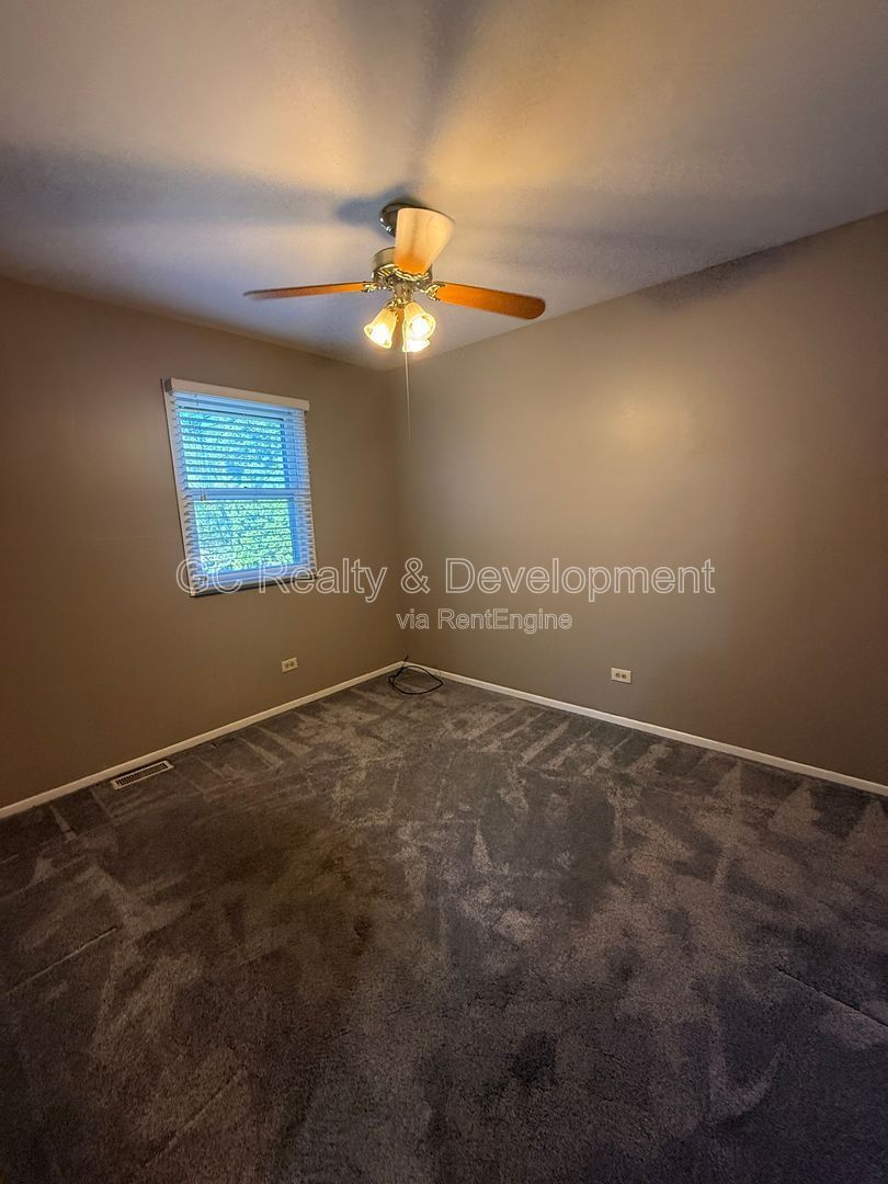 *** GARDEN UNIT / UPDATED 3 BDRM / CENTRAL AC / LAUNDRY ON SITE / PARKING INCL *** property image