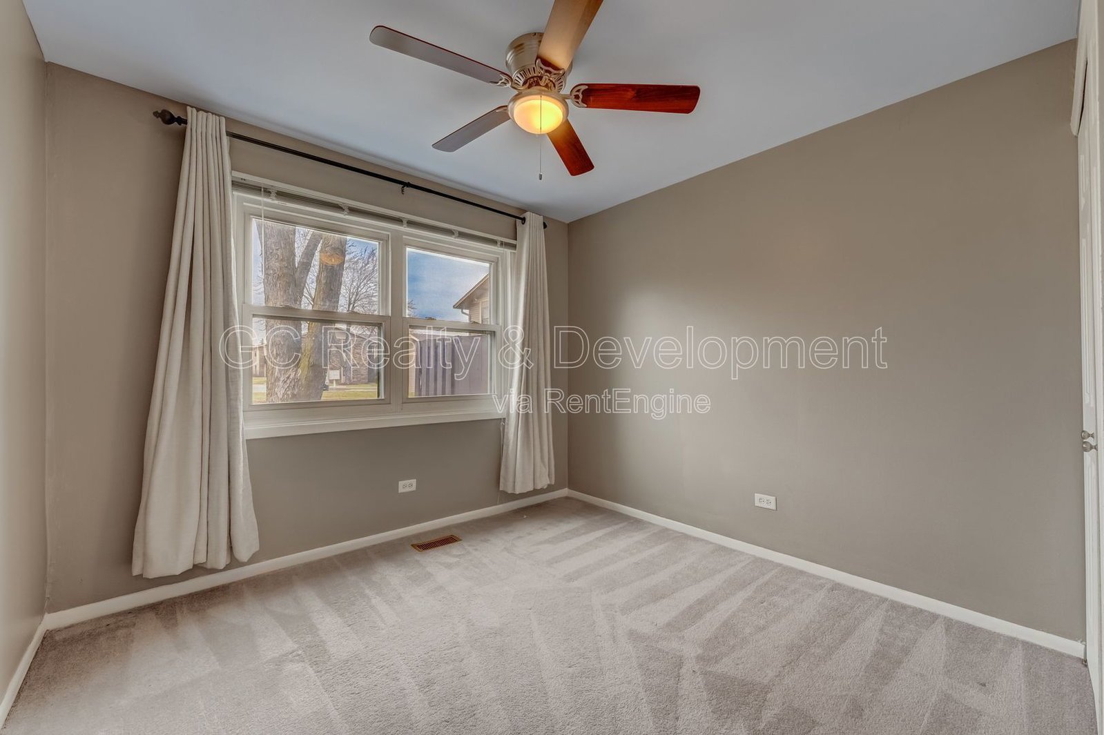 *** RECENTLY UPDATED / LARGE CLOSETS / W&D IN UNIT / COMMUTER FRIENDLY / SS APPL *** property image