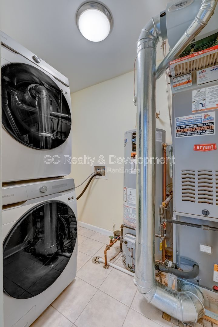 *** RECENTLY UPDATED / LARGE CLOSETS / W&D IN UNIT / COMMUTER FRIENDLY / SS APPL *** property image
