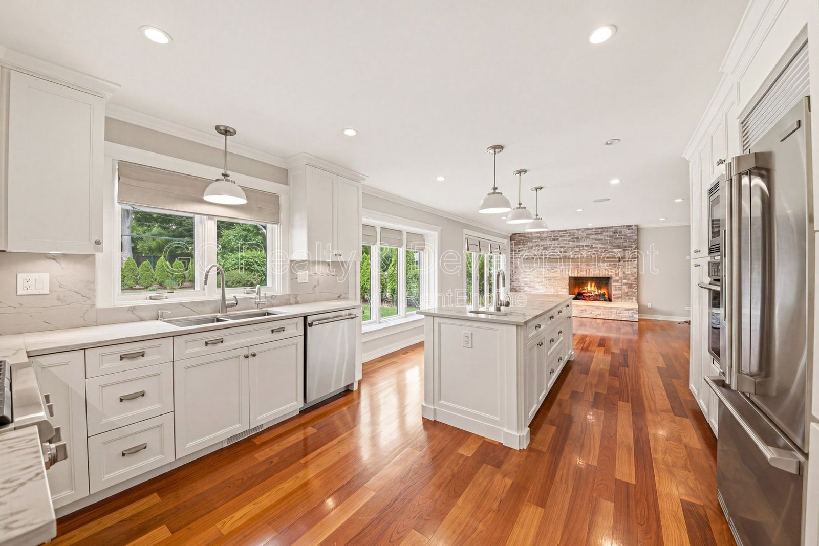 *** 5BR- 3.5BA / 2600+ SQFT / HARDWOOD FLOORS / FENCED YARD / CENTRAL AIR *** property image