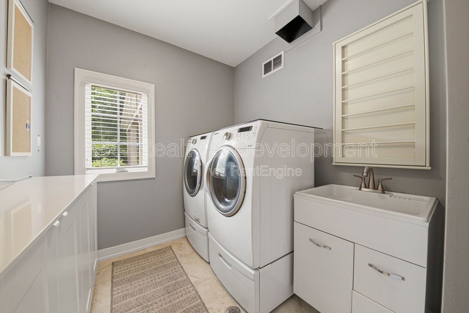 *** 5BR- 3.5BA / 2600+ SQFT / HARDWOOD FLOORS / FENCED YARD / CENTRAL AIR *** property image