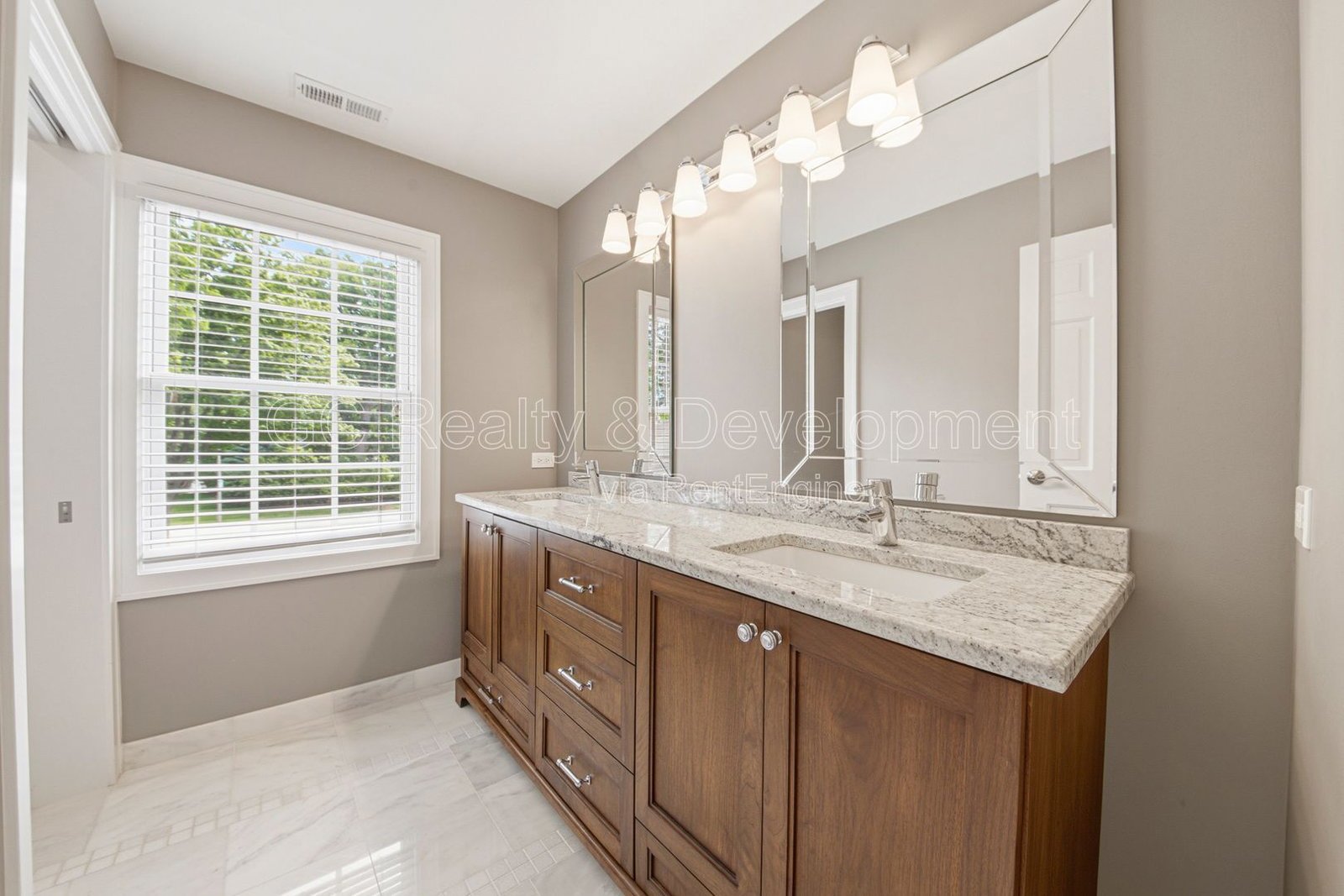 *** 5BR- 3.5BA / 2600+ SQFT / HARDWOOD FLOORS / FENCED YARD / CENTRAL AIR *** property image