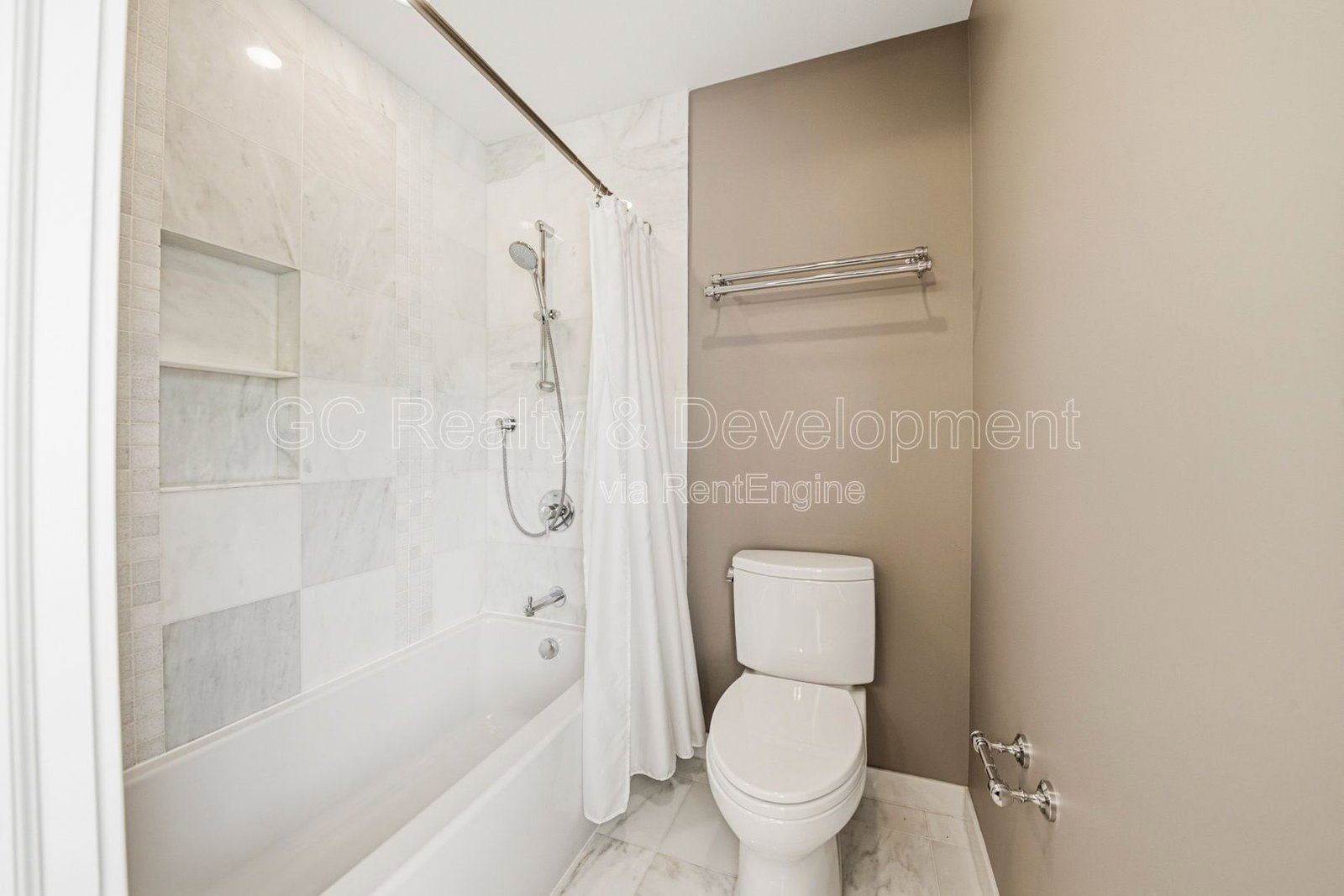 *** 5BR- 3.5BA / 2600+ SQFT / HARDWOOD FLOORS / FENCED YARD / CENTRAL AIR *** property image
