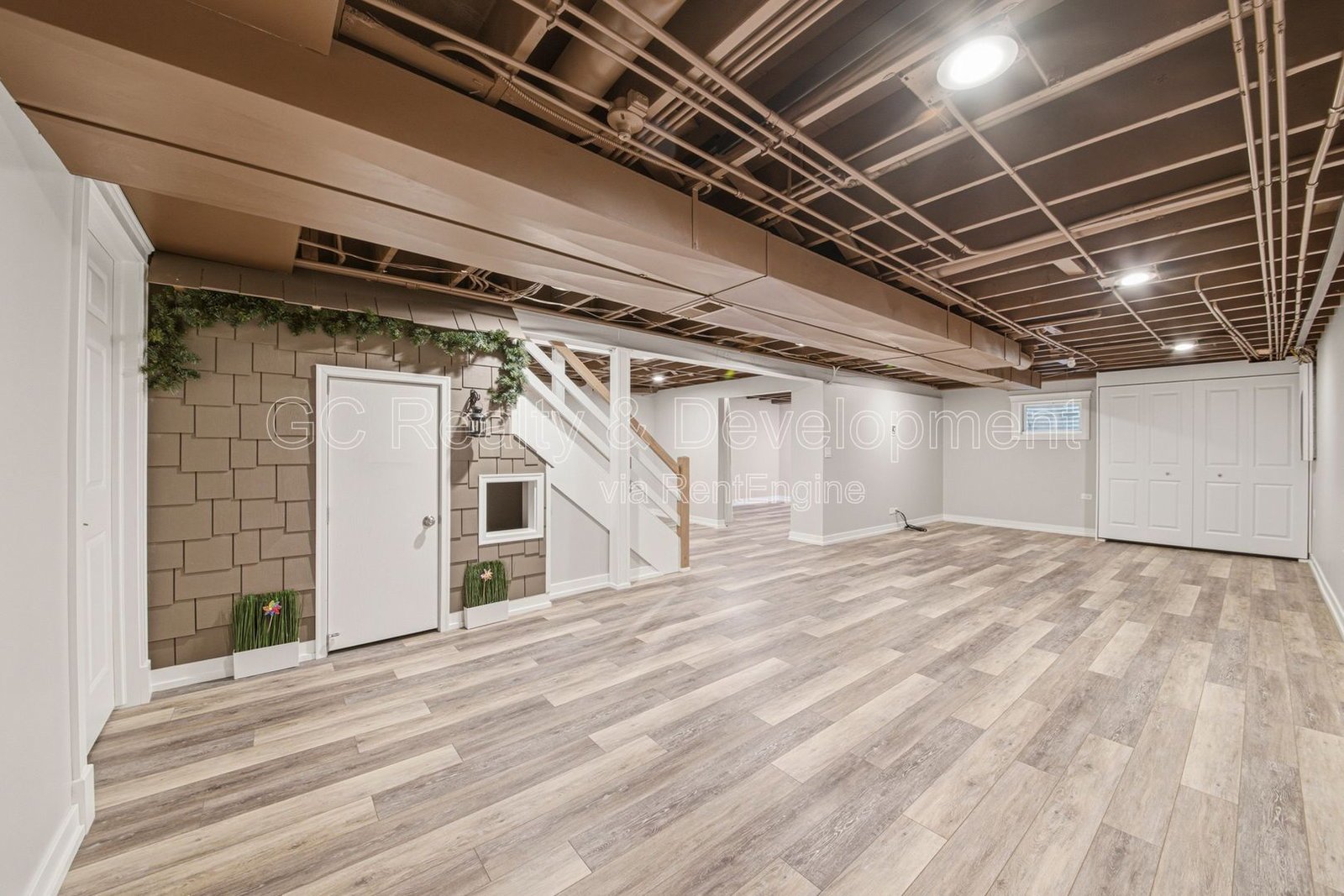 *** 5BR- 3.5BA / 2600+ SQFT / HARDWOOD FLOORS / FENCED YARD / CENTRAL AIR *** property image