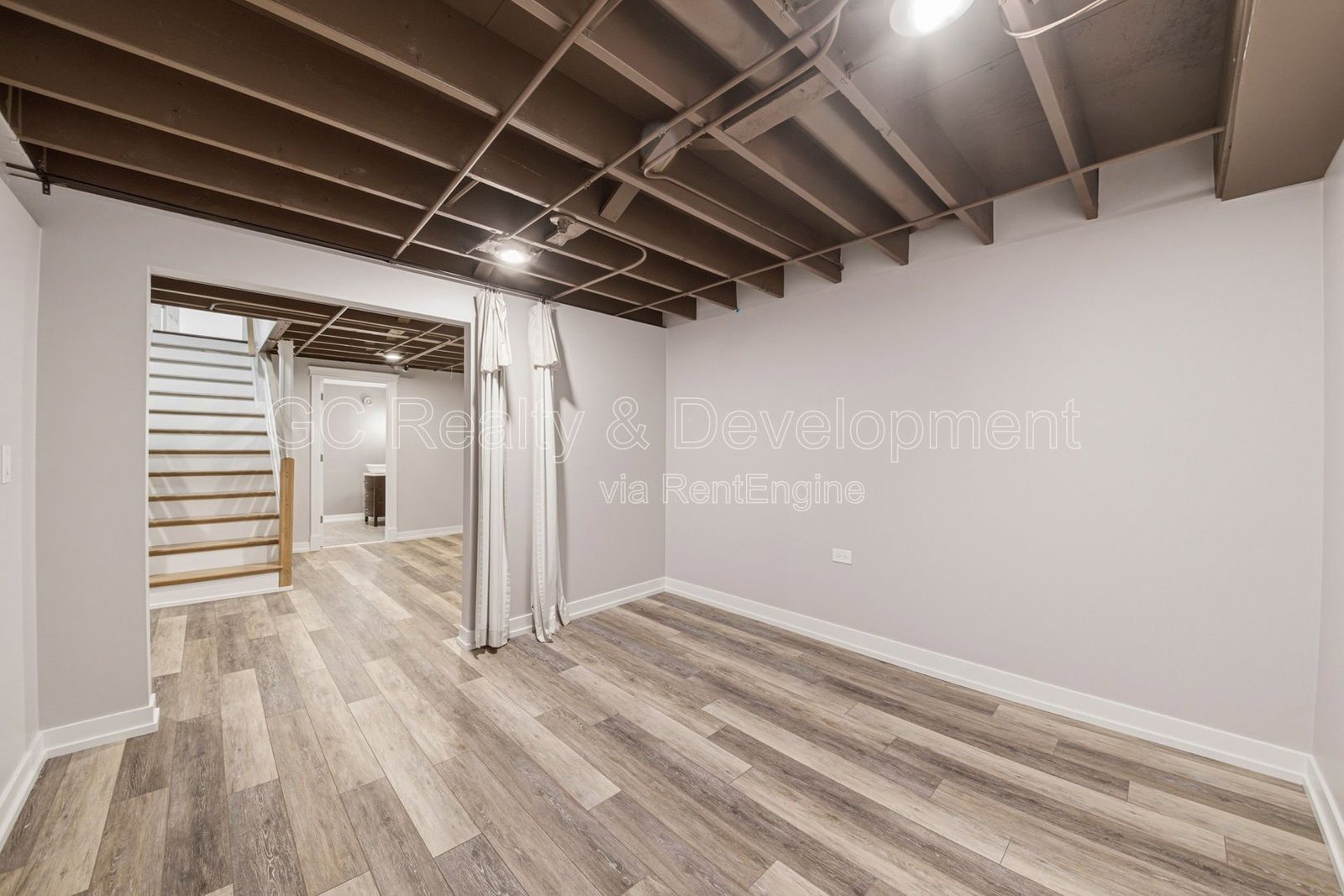 *** 5BR- 3.5BA / 2600+ SQFT / HARDWOOD FLOORS / FENCED YARD / CENTRAL AIR *** property image