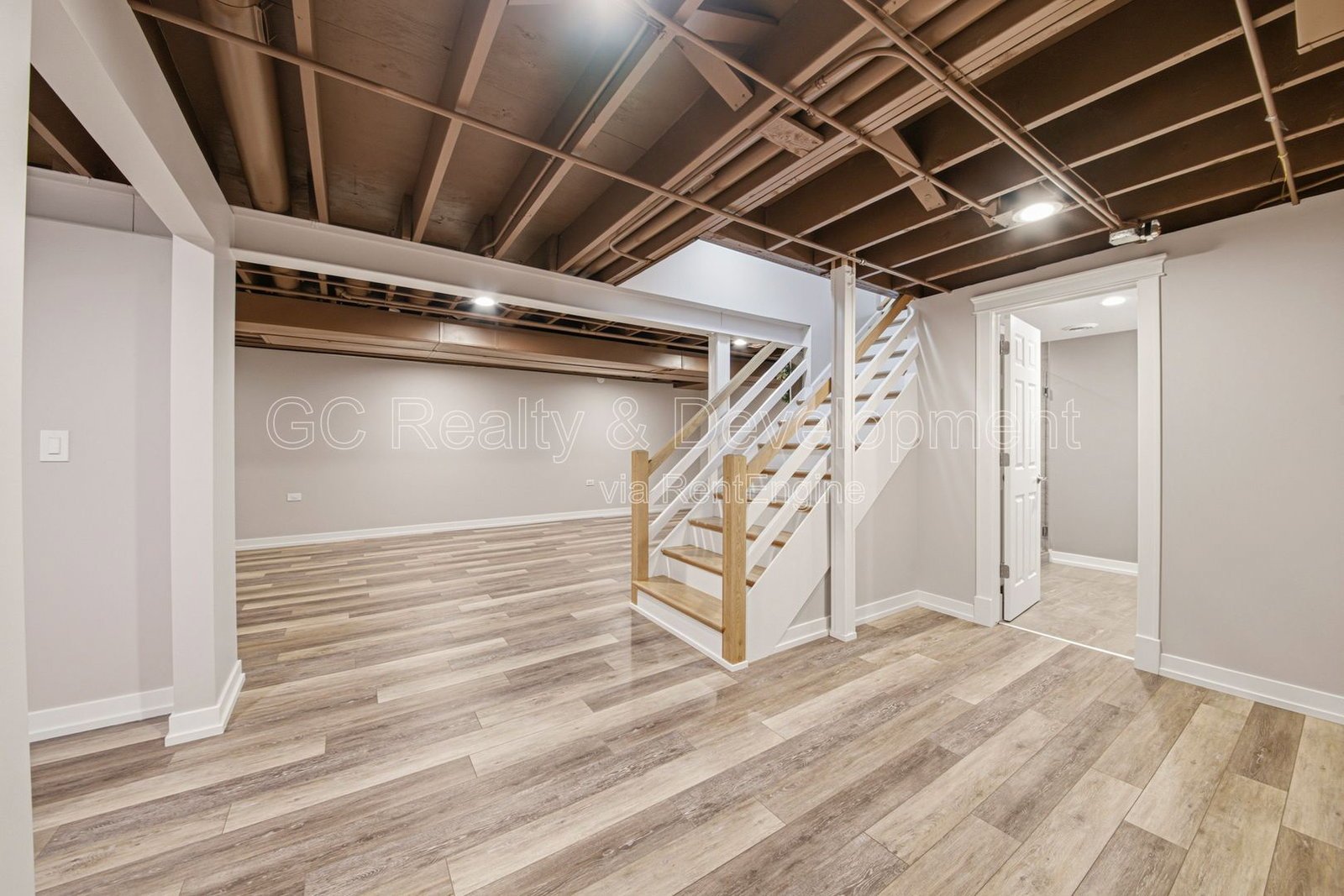 *** 5BR- 3.5BA / 2600+ SQFT / HARDWOOD FLOORS / FENCED YARD / CENTRAL AIR *** property image