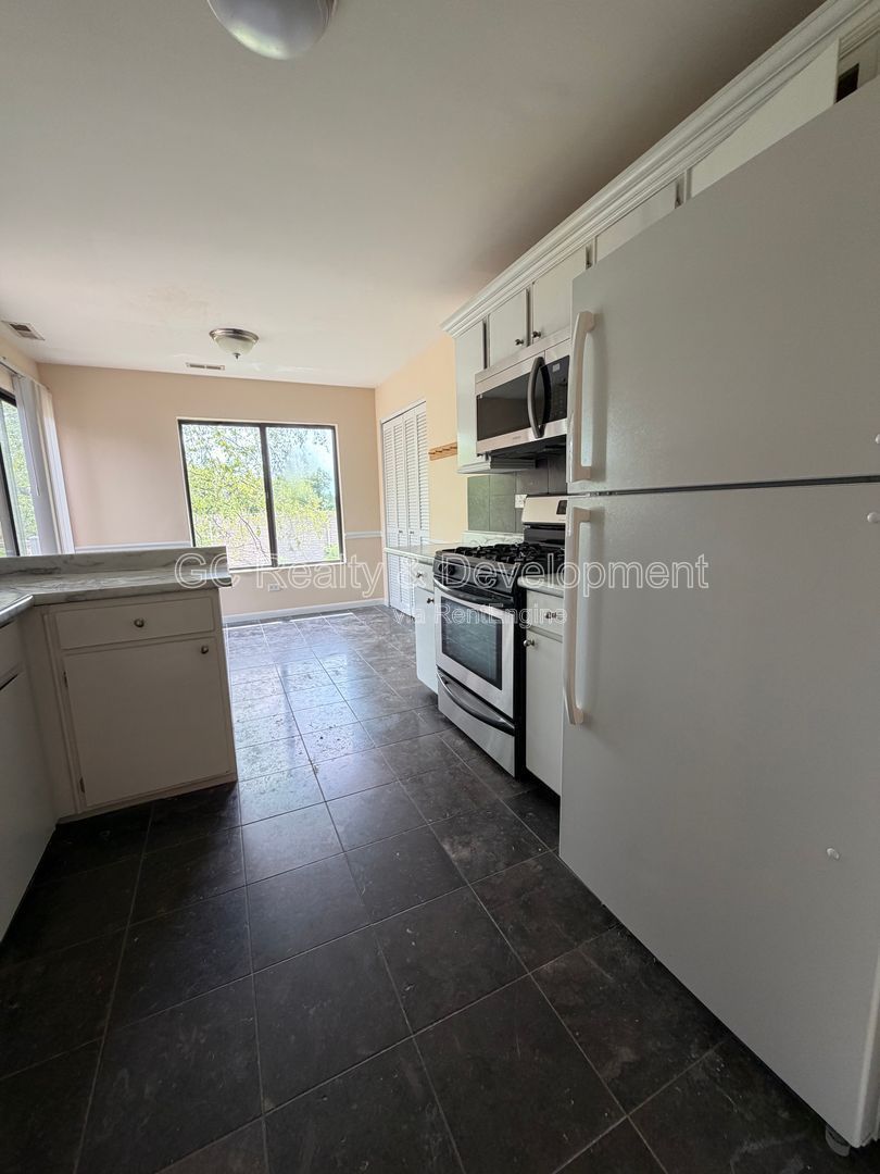 *** 2BR - 2BA / HARDWOOD FLOORS / IN UNIT LAUNDRY / CENTRAL AC / WALK TO TRAIN *** property image