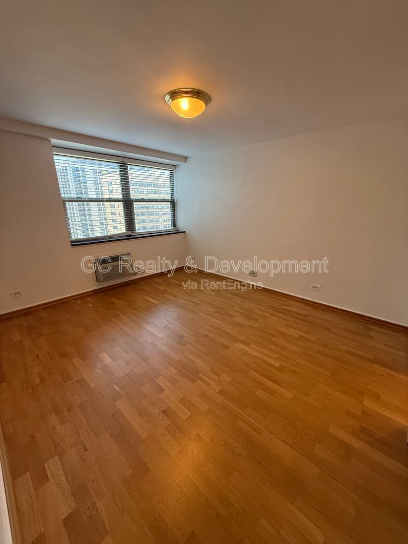 *** MAGNIFICENT MILE / HARDWOOD FLOORS / WALK TO TRAIN / ROOFTOP DECK / ONSITE GYM *** property image