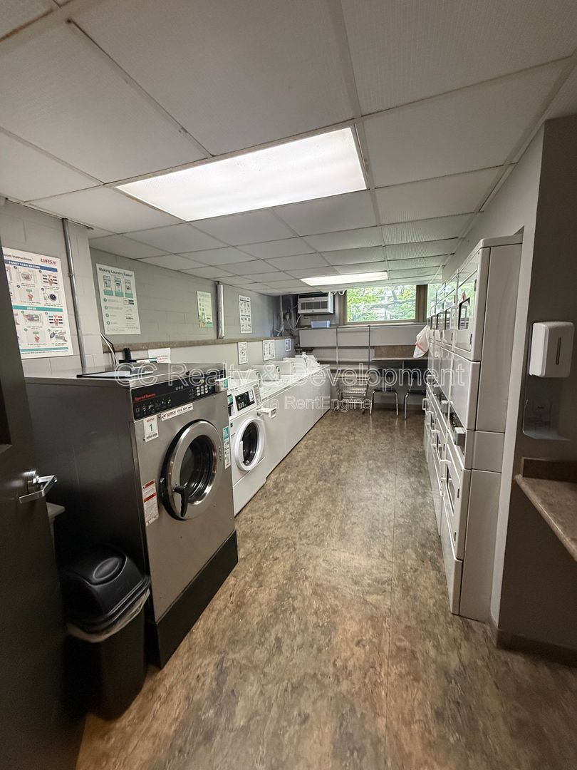*** MAGNIFICENT MILE / HARDWOOD FLOORS / WALK TO TRAIN / ROOFTOP DECK / ONSITE GYM *** property image