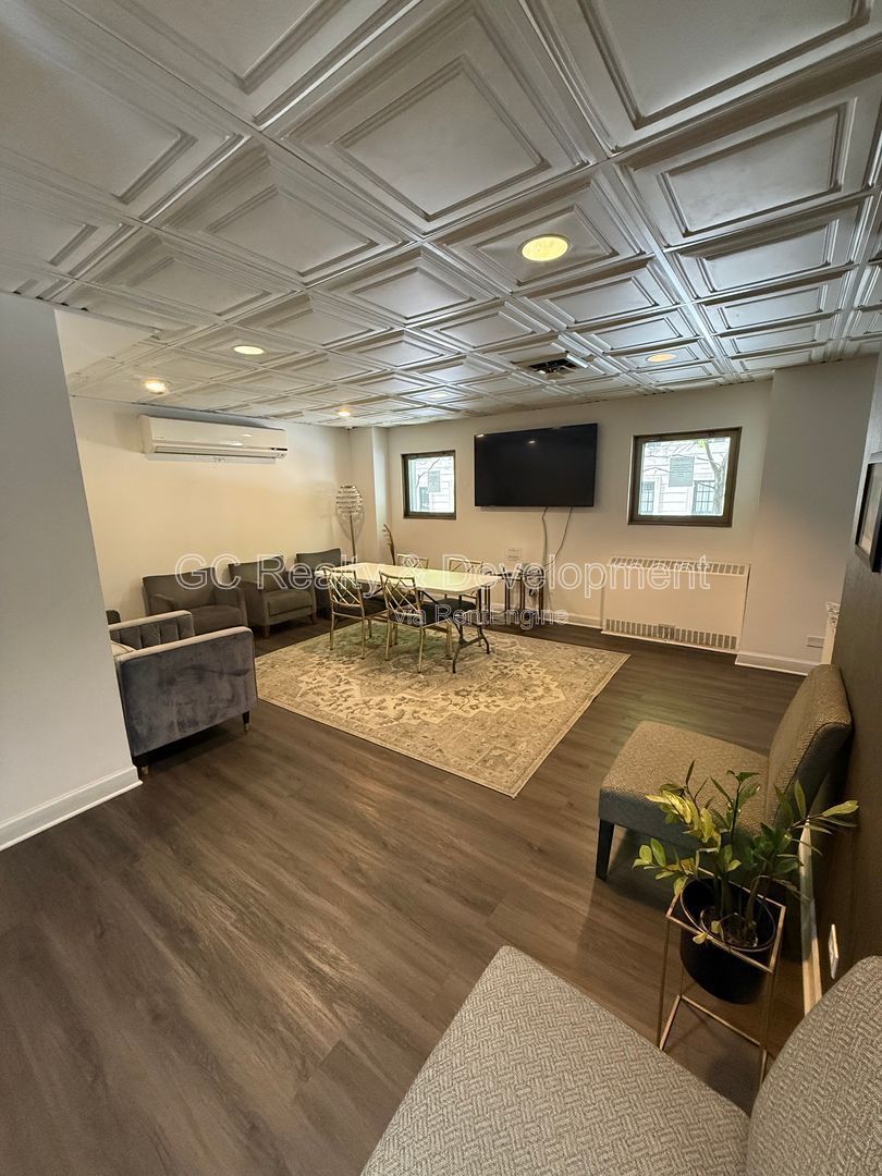 *** MAGNIFICENT MILE / HARDWOOD FLOORS / WALK TO TRAIN / ROOFTOP DECK / ONSITE GYM *** property image