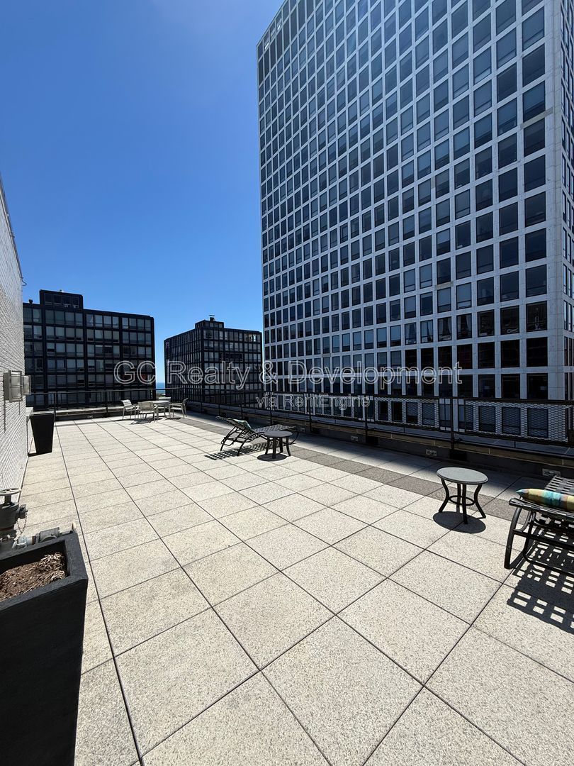 *** MAGNIFICENT MILE / HARDWOOD FLOORS / WALK TO TRAIN / ROOFTOP DECK / ONSITE GYM *** property image
