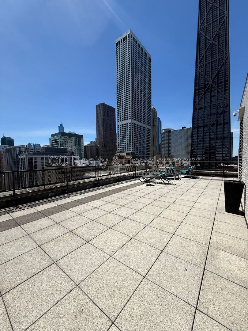 *** MAGNIFICENT MILE / HARDWOOD FLOORS / WALK TO TRAIN / ROOFTOP DECK / ONSITE GYM *** property image